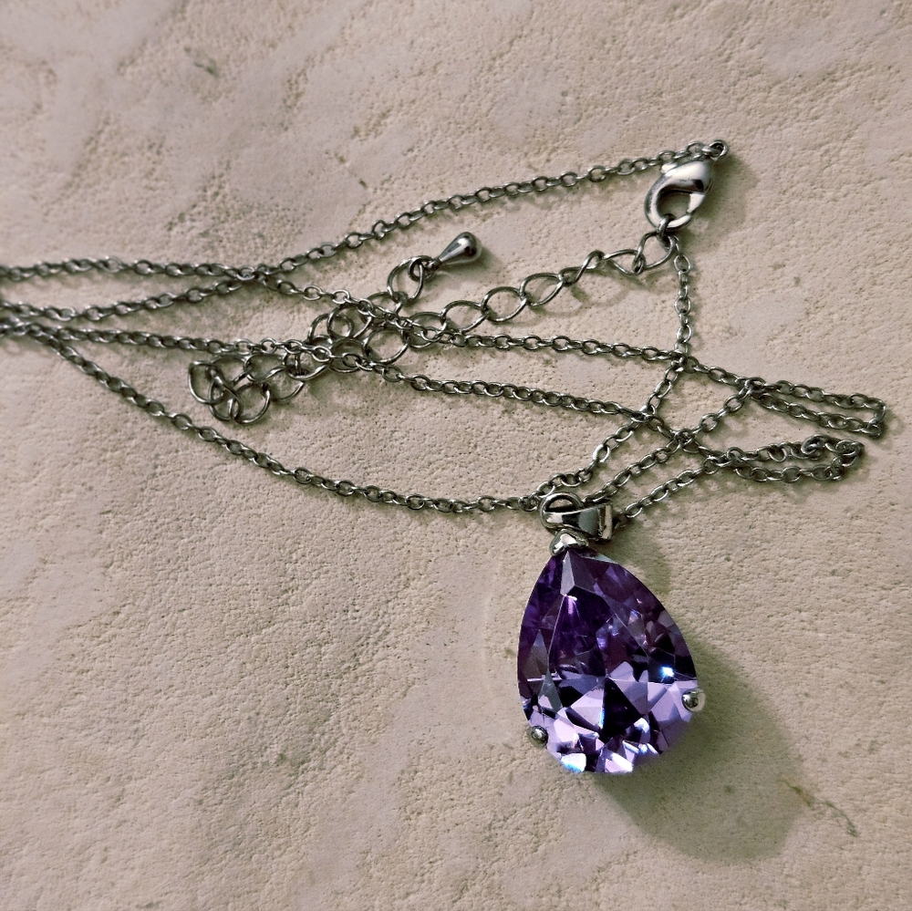 Boutique Costume Jewelry Purple Teardrop Crystal Pendant Necklace 17"L & 3" ext